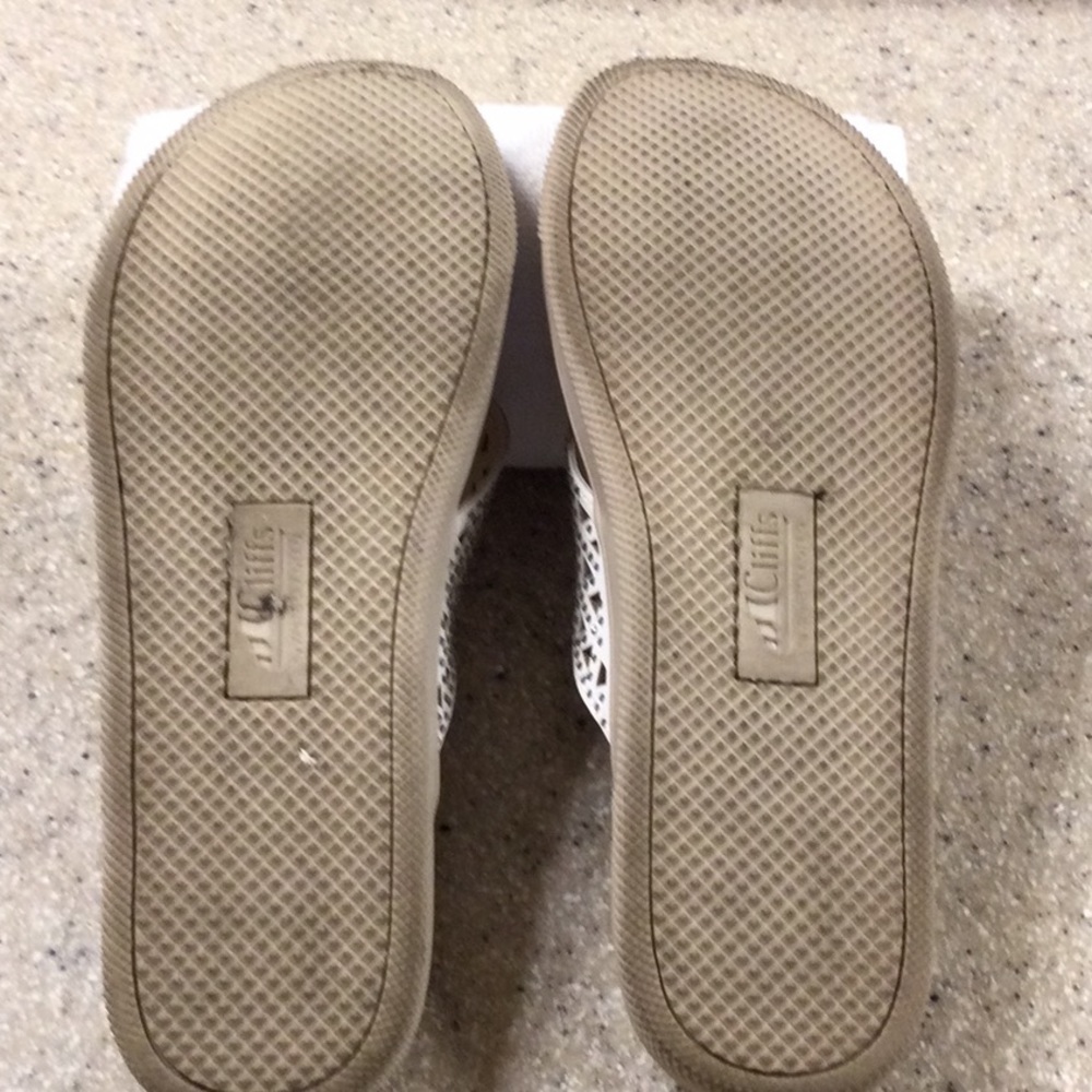 LIKE NEW - Cliffs by White Mountain Size 8M White flip flop with rhinestones - Picture 7 of 8